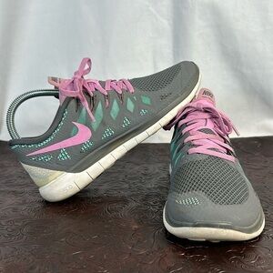NIKE FREE RUNS 5.0 SIZE(7.5)